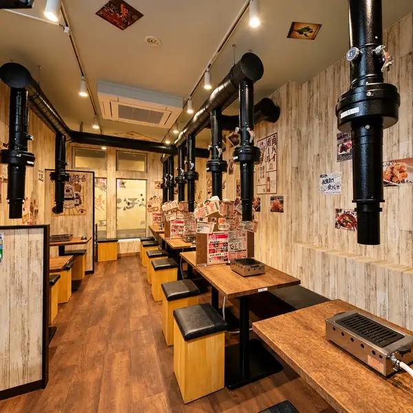 [Small table seating / for 2 or more people] A cozy, casual yakiniku pub in Asakusa where you can drop by anytime! The unpretentious table seating is perfect for a quick drink after work, a casual get-together with friends, or just for everyday use.Enjoy our signature "Flaming Hormone" and ice-cold draft beer while having a lively and fun evening without any worries!