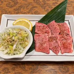 日本黑毛和牛牛小排,佐以葱花和盐