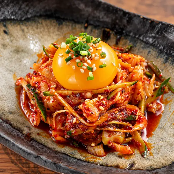 [No. 1 Snack for Drinks] Special spicy sauce and rich, flavorful "Spicy Miso Hormone Sashimi with Egg Yolk"