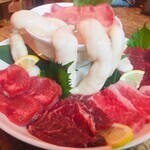 我們熱鬧的餐廳提供私人和餐桌座位！