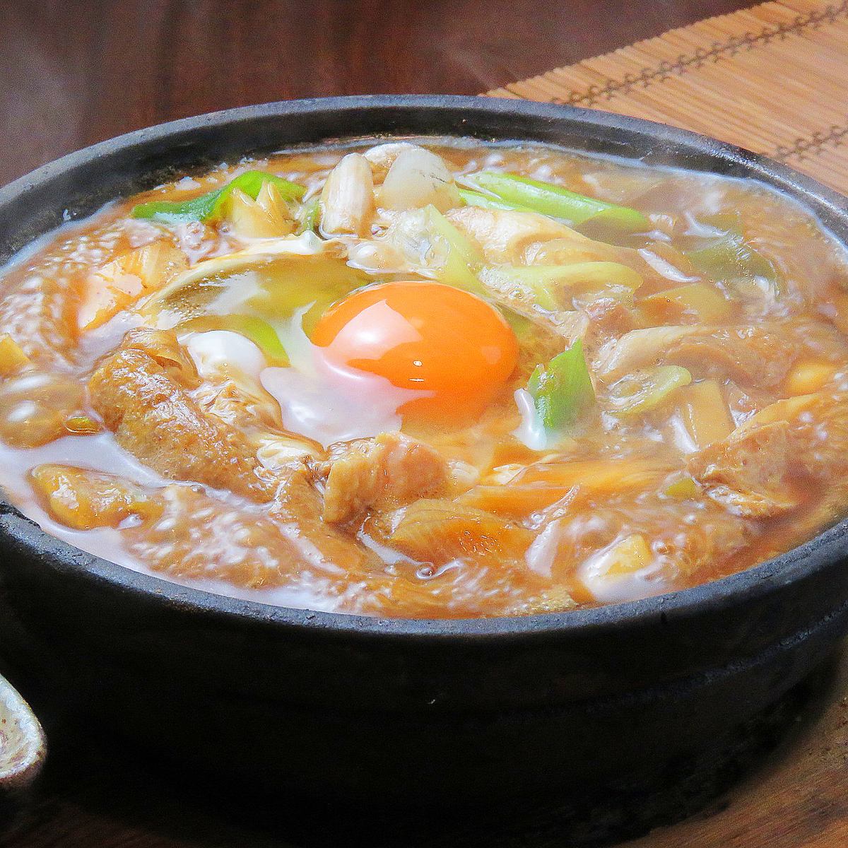 一度食べたらクセになる！強火で炊き上げた味噌煮込みうどんです