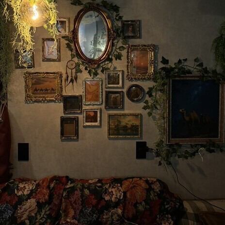 【ソファー席】当店は全席ソファ席となっており、まるで自宅にいるかのようなリラックスした雰囲気でくつろげます。ゆったり座れる広々としたお席は、女子会やご友人との宴会にぴったり。貸し切り利用なら、プロジェクターやカラオケも可能で、二次会利用にもおすすめです◎