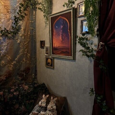 【1~2名席】西武新宿駅から徒歩2分の好立地。当店のゆったりとしたソファー席は、少人数でのお食事や女子会にもぴったりです。都会の隠れ家のような空間で、親しい方と美味しいお料理を囲み、素敵なひと時をお楽しみいただけます。自慢のガパオライスや絶品パフェをぜひご堪能ください♪