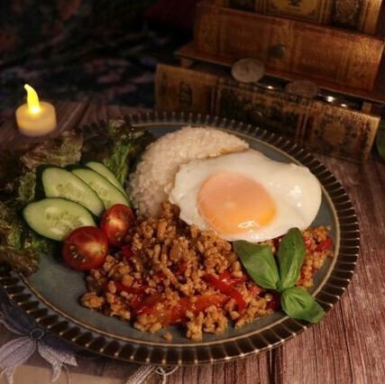 【本格ガパオライス】バジルの芳醇な香りが食欲をそそる！たっぷりお肉がたまらない逸品「ガパオライス」