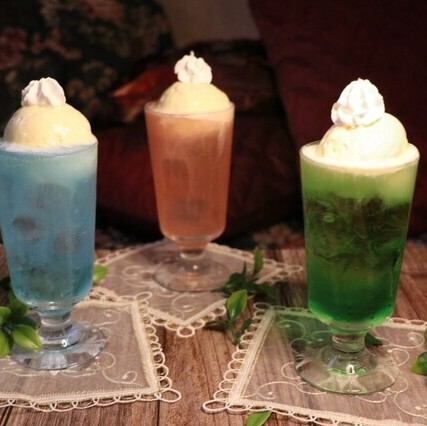 レトロで可愛い!純喫茶風カラフルなクリームソーダでノスタルジックなひととき♪「クリームソーダ」