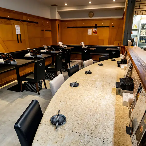 We offer a warm and welcoming space where you can easily drop by even if you're alone.We offer an environment where you can relax and enjoy your meal and drinks at your own pace without worrying about what others think, and we have six counter seats that are perfect for solo diners.It's perfect for a quick drink after work.Please feel free to come!