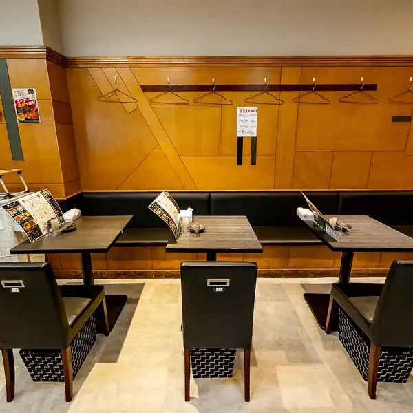 The interior features a wood-grain design that evokes the warmth of wood, creating a cozy and inviting space.The cozy and relaxed atmosphere provides a gentle setting for everything from casual everyday meals to special moments with loved ones.Furthermore, for larger gatherings of 20 or more people, we can flexibly accommodate the use of the entire restaurant for private events, so please feel free to contact us!