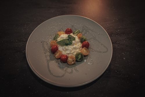 Straciatella 奶酪和彩色番茄 Caprese L