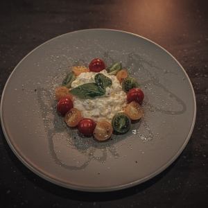 Caprese M 配斯特拉恰特拉奶酪和彩色番茄