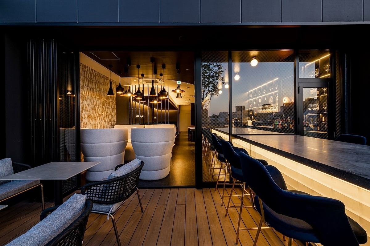 ソファでまったり♪包み込まれるような空間はデートにピッタリ♪