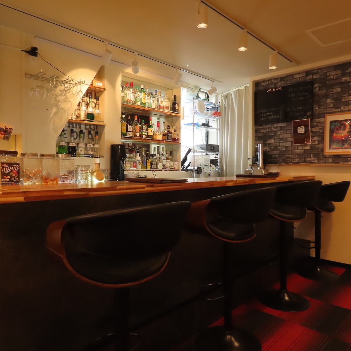 100種類以上のカクテルとこだわりの一品料理の数々。深夜まで営業中のカラオケ×bar