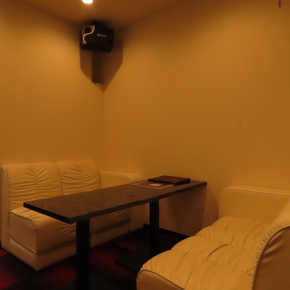 【広々店内】カウンターやソファー席などゆっくりと寛げる空間◎