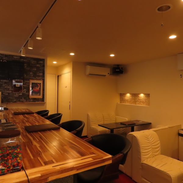 夜遅くまで営業している当店では、カラオケも完備しています！友達同士や会社仲間とリーズナブルに歌い放題！一人500円でカラオケ歌い放題を楽しむことができます♪お酒と歌の組み合わせで、思い出に残る楽しい夜を過ごしませんか？