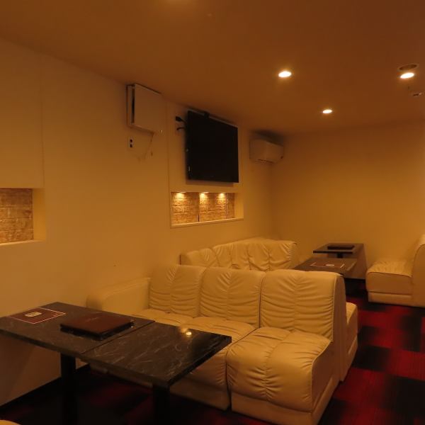 【全席ソファー席】で、ゆったりとした時間を過ごせるお店です★カウンター席もあり、一人でも気軽に立ち寄れます◎店員との会話を楽しみながら、贅沢なひとときを過ごせるアットホームな雰囲気です♪友人や家族と、または一人でゆっくりとリラックスしてみませんか？