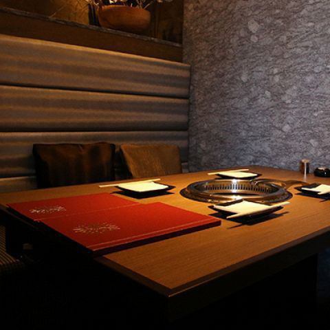 店内奥にはテーブルソファー席をご用意。デートなどにもご利用いただけます。