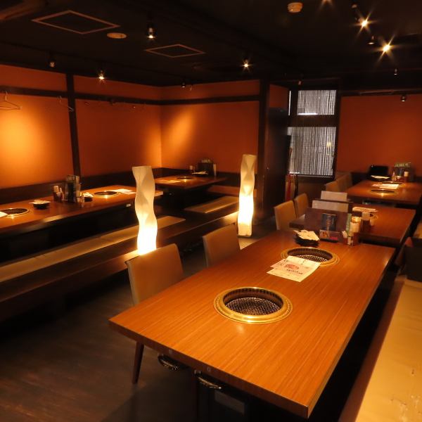 焼肉DINING 太樹苑 東中野店では、掘りごたつやテーブル席を中心に、広々としたレイアウトを実現しています。居心地のよさを追求した空間設計で、宴会の盛り上がりはもちろん、お料理を囲む時間がより楽しくなるひとときを演出。木目調の落ち着いた内装と温かな照明が、大人数でも安心して寛げる雰囲気をつくり出します。