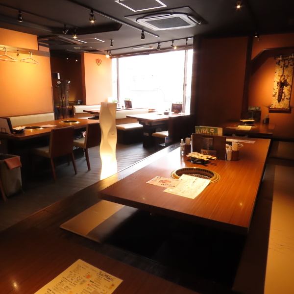 店内は明るく温かみのある照明と、木のぬくもりが感じられるシックな和風モダンのデザインが魅力。駅から近くアクセスも良好で、落ち着いてお食事を楽しめる雰囲気づくりを心がけています。「よい素材を、美味しく、お安く」をモットーに、心温まる料理とともに、思い出に残る特別なひとときをお過ごしください。