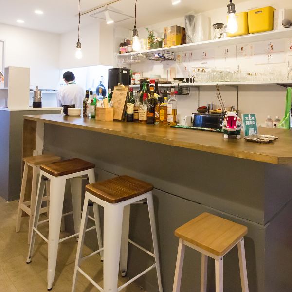 ≪ゆったりとくつろげる温かみのある空間◎≫2名席×5 ◆4名以下の少人数や、10名前後でのご利用人数に合わせてレイアウト変更が可能です!ゆったりとおくつろぎいただける雰囲気ですので、デートや女子会、ご家族での外食、各種ご宴会でのご利用にもおすすめです。皆様のご来店を心よりお待ちしております♪