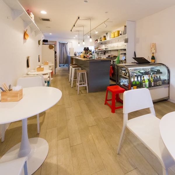 ≪8名以上で貸切可能♪≫最大宴会人数14名◆店内はエスニックを感じられるインテリアも多く気軽に旅行気分が味わえます◎本場の味をご堪能いただけますので、団体のお食事会や宴会、女子会お誕生日会など、大切な方と過ごす際にもおすすめ。アジアン料理と燻製バルHaHaHaで心地良いひと時をゆったりとお過ごしください♪