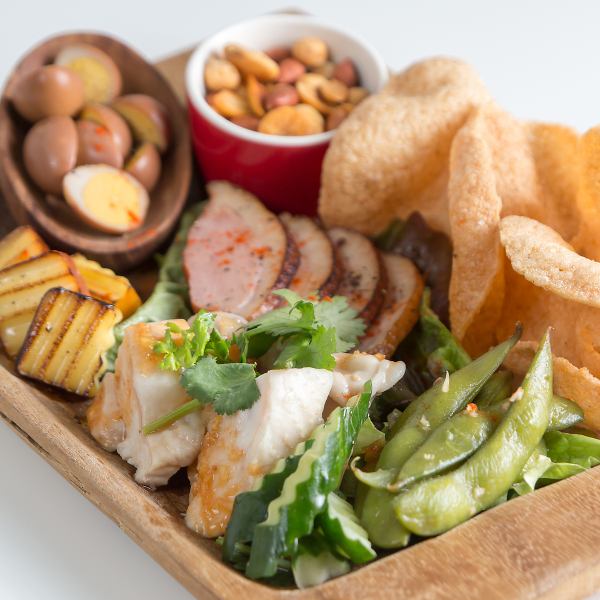 【当店人気No,1☆】お酒との相性抜群な燻製おつまみが種類豊富に楽しめる「HaHaHa盛り合わせ」980円 (税込)