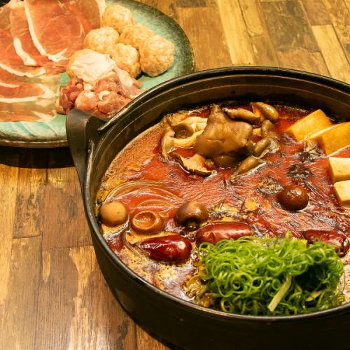 夏にオススメ♪濃厚な鴨パイタンスープと自家製の鴨ラー油で仕上げた本格派の火鍋