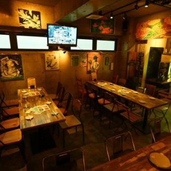 平日はゆっくり空間、週末はワイワイにぎやかな二つの顔を持っているOnderです。是非どちらもご体験ください！ご予約はお早めに。テーブル席【桜木町/野毛/居酒屋/バー/野毛飲み/女子会/宴会/飲み放題/貸切./デート/肉/鴨焼き/燻製/3時間】