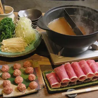 Iwate Duck Shabu-Shabu Two-Color Hot Pot ~Golden Duck Soup and White Duck Broth~ (3800 yen including tax)