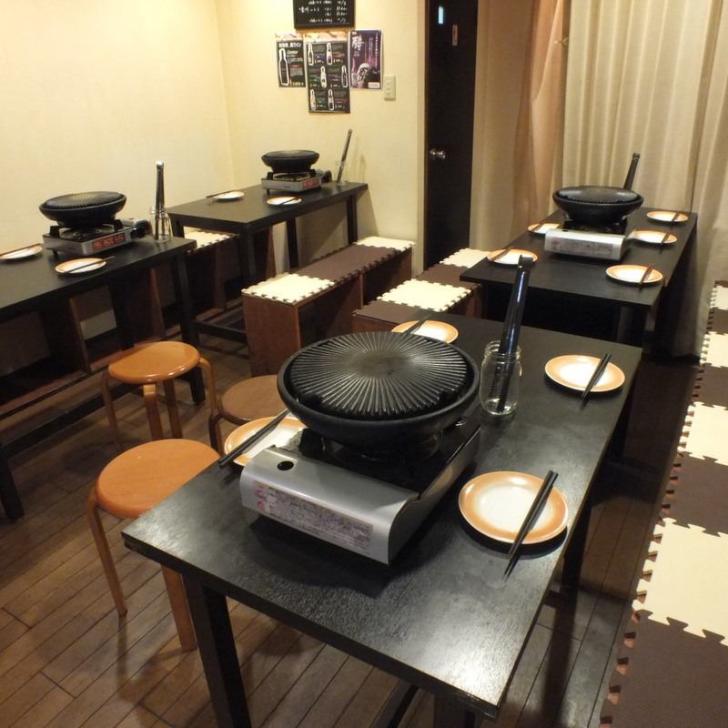20名様まで対応できるテーブル席は友達との宴会や会社宴会に！