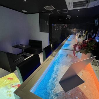カウンターは6席。デートや一人飲みに〇