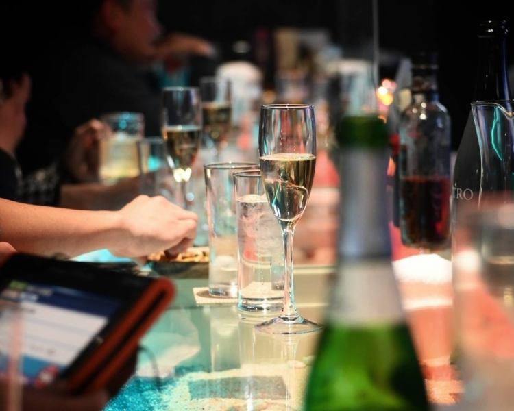 一人飲みやデートに◎なカウンター。マッピングを眺めながら、お酒をお楽しみください！