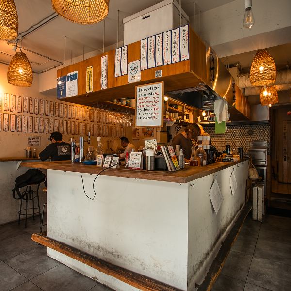 おしゃれな空間で、仲間と一緒に楽しい飲み会を開催できる場所です★立ち飲みスペースでサクッと飲むのも◎ゆったりとしたテーブル席で語り合うのも良し！3名がけと4名がけのテーブル席があり、シチュエーションに応じて選べます♪貸切利用も可能なので会社宴会にもぴったり◎団体での予約はお電話でお気軽にご相談ください