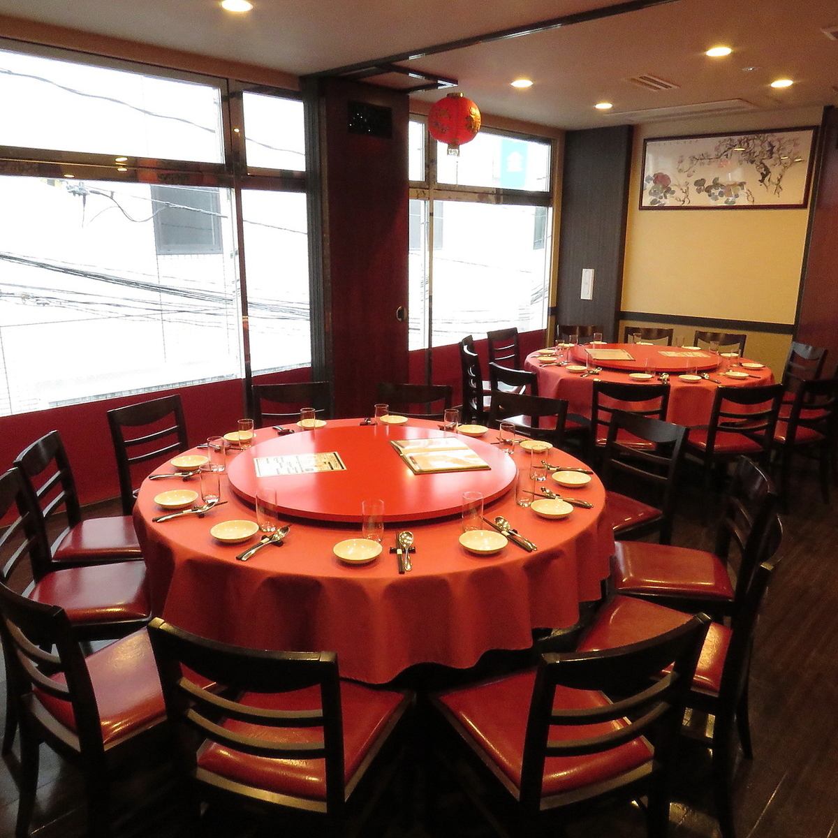 The real pleasure of Chinese food.Produce a special banquet with a luxurious round table!