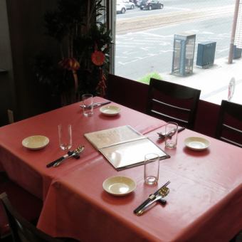 가족이나 친구와의 식사에도 이용할 수있는 테이블 좌석도 준비하고 있습니다.