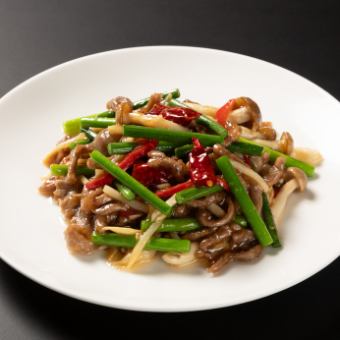 Stir-fried beef, garlic sprouts and chili peppers (small servings: 1-2)