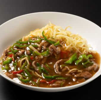 Fried noodles with green peppers and thickened sauce (1 serving)