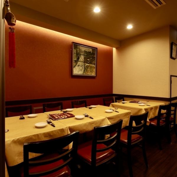 広島四川飯店 は、広島・紙屋町のビル2階にある本格四川料理店！店内はカジュアルながら落ち着いた空間で、ランチからディナーまで幅広いシーンで利用できます！席はカウンター・テーブル席を中心に約50席あり、用途に合わせて個室（8～22名まで対応）や最大72名までの貸切も可能です♪