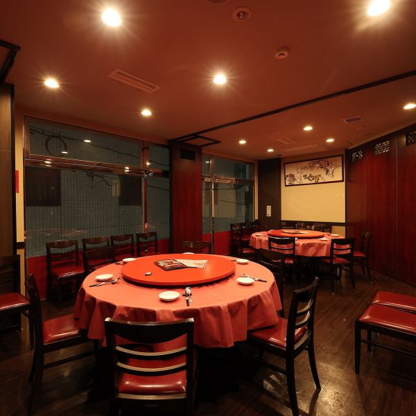 2名～72名までのテーブルの配置は自由自在！大きな宴会に嬉しいお席のレイアウトも可能。窓に囲まれた明るく開放的な店内でゆったり中華宴会。