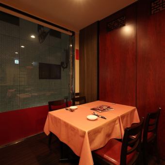 我们还提供餐桌座位，非常适合与家人和朋友一起用餐。