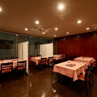 我们还提供餐桌座位，非常适合与家人和朋友一起用餐。