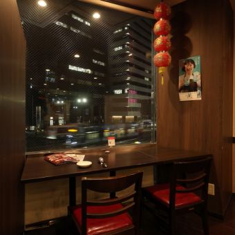 您可以一边用餐一边欣赏有轨电车驶过！