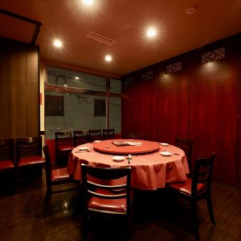 我们还设有可容纳 6 至 24 人的私人包间！通过连通私人包间，我们可以在私密的环境中举办大型宴会！