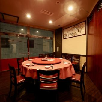 非常受欢迎！提供带圆桌的私人包间！是举办各种宴会的理想之选！