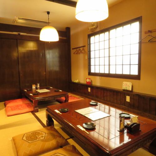 <p>接待や宴会など、周りを気にせず落ち着いて過ごしたい特別なシーンに最適な完全個室を4部屋ご用意しております。上質な和の設えと、落ち着いた照明が織りなす空間は、心静かに大切な人とのひとときを過ごすのに最適です。ぜひご利用ください。</p>