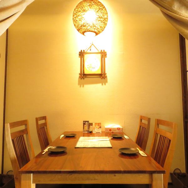 当店は総席数40席を誇る広々とした空間で、大人数での集まりにも柔軟に対応いたします。店内は20名様から40名様まで貸切可能。会社のご宴会、同窓会、打ち上げなどの大人数でのパーティーにも最適です。お席は、お客様が足を伸ばしながら快適にお過ごしいただけます。