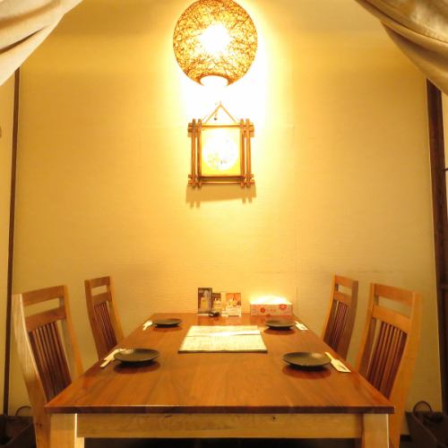 <p>当店は総席数40席を誇る広々とした空間で、大人数での集まりにも柔軟に対応いたします。店内は20名様から40名様まで貸切可能。会社のご宴会、同窓会、打ち上げなどの大人数でのパーティーにも最適です。お席は、お客様が足を伸ばしながら快適にお過ごしいただけます。</p>