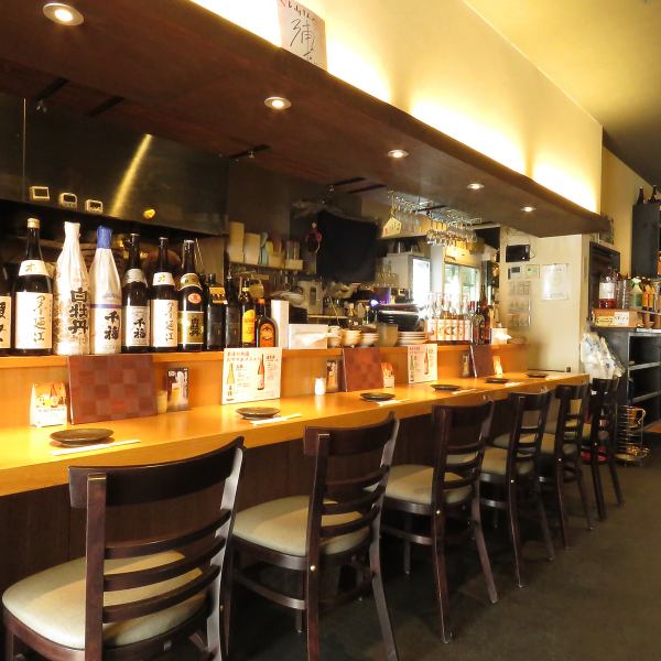 カウンター席では、料理を肴に一人でゆっくりとお楽しみいただけます。また、テーブル席はデートやご家族連れなどの時間をゆったりと過ごすのに最適です。テーブル席は、パーテーションで仕切ることで半個室としても利用可能。周りを気にせず、楽しめるのが魅力です。