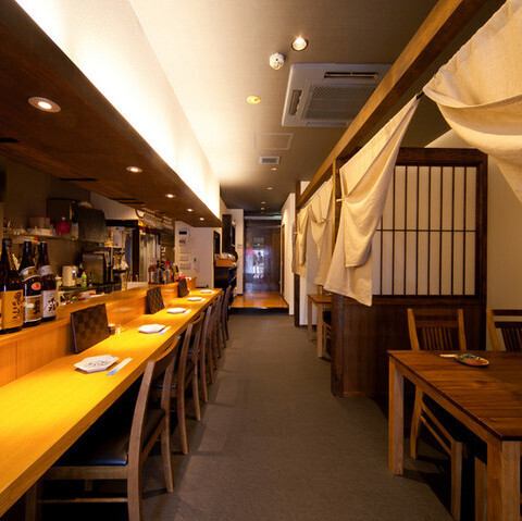 カウンター席は雰囲気抜群