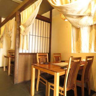 4名掛けテーブルを2席ご用意しております。