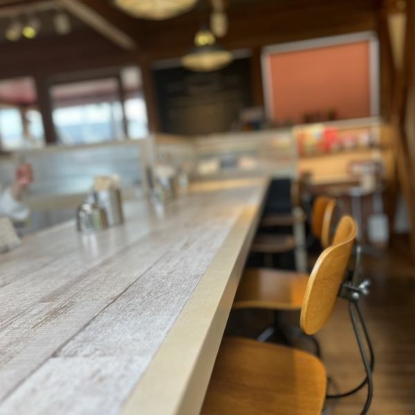【ゆったりくつろげるカウンター席】開放的な明るい店内にはゆったりできるカウンター席やソファー席をご用意しております！当店こだわりのスイーツやコーヒーとともに、ご家族や友人同士の集まりに最適です◎団体様での貸切利用もOK◎様々な用途でお使いいただけますので、お気軽に店舗へお問い合わせください。
