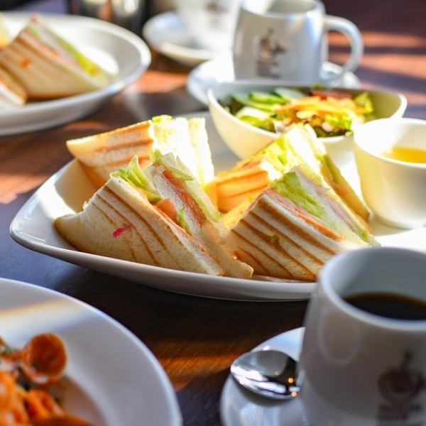 オリジナルのパンを使ったパニーニ＆サンドウィッチ＆トースト♪550円（税込）～ご用意◎